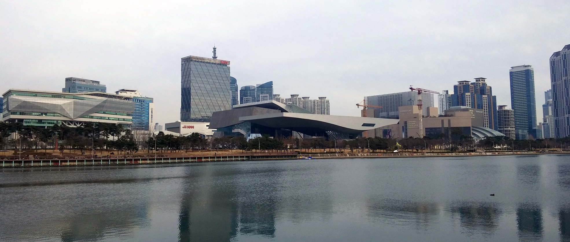 水営江越しに見たセンタムシティの建物群と映画の殿堂の大屋根。2014年撮影