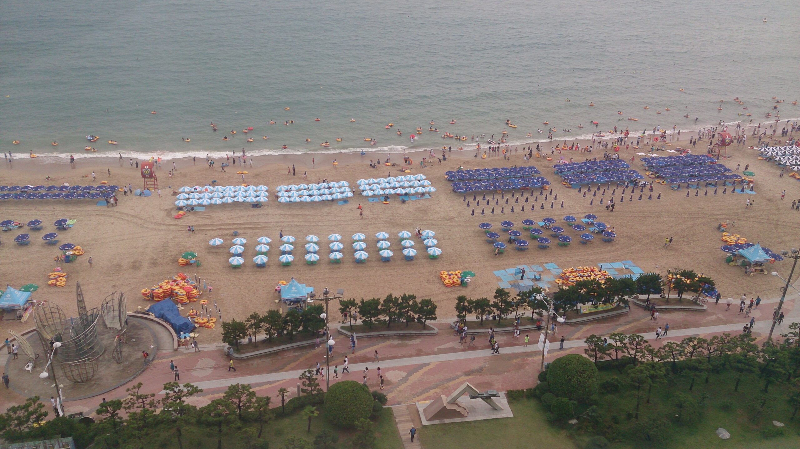海と砂浜、パラソルが並ぶ海雲台ビーチを見下ろした風景。2014年8月撮影